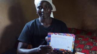 Rhoda from Nigeria holding her #MessageToMySister: "Please know that your courage and strength inspires me every day. There are people far away who care about you and think about your hardship and achievements." Photo: Sefa Nkansa 