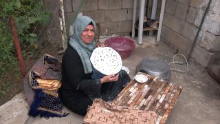 Leila making traditional Kurdish bread called Kulera. Photo credit: Sabua