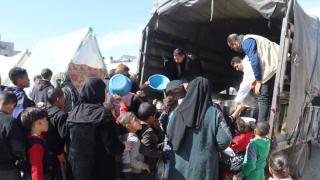 Wefaq distributing warm food in Gaza. Photo credit: Madelin Shaglih