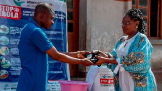 Vianney Dong handing over hygiene kits to the leadership of Uvira City. Photo: Alexi Daudi