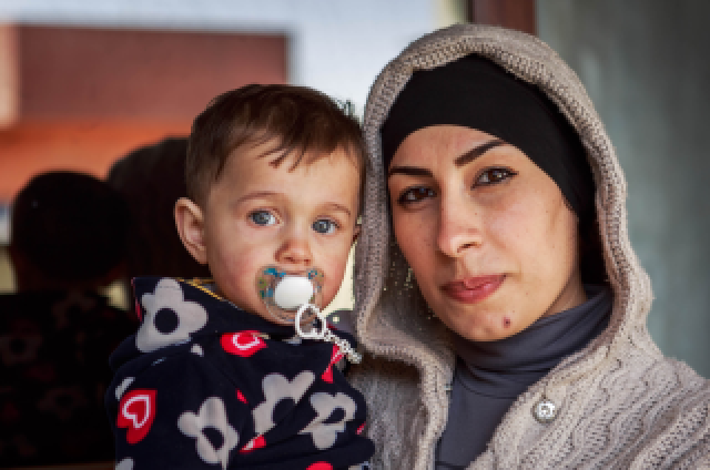 Woman refugee in Iraq with her child. 