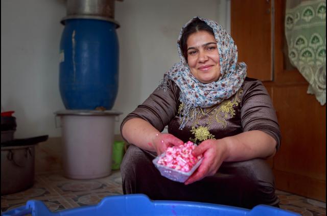 Shiwan Ahmed Rasool, an IDP from Makhmour, Iraq makes popcorn to sell on the street at her home in Daratu